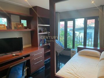Luxury townhouse with outdoor terrace, 3 sports stadiums in prime location, Sukhumvit, near and close to Phrom Phong Skytrain station. No.58-TH-68002