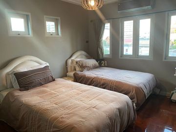 Luxury townhouse with outdoor terrace, 3 sports stadiums in prime location, Sukhumvit, near and close to Phrom Phong Skytrain station. No.58-TH-68002
