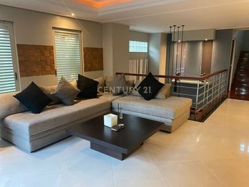 Luxury townhouse with outdoor terrace, 3 sports stadiums in prime location, Sukhumvit, near and close to Phrom Phong Skytrain station. No.58-TH-68002