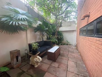 Luxury townhouse with outdoor terrace, 3 sports stadiums in prime location, Sukhumvit, near and close to Phrom Phong Skytrain station. No.58-TH-68002
