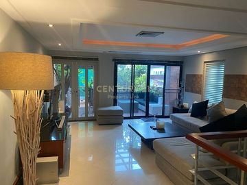 Luxury townhouse with outdoor terrace, 3 sports stadiums in prime location, Sukhumvit, near and close to Phrom Phong Skytrain station. No.58-TH-68002