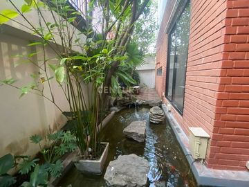 Luxury townhouse with outdoor terrace, 3 sports stadiums in prime location, Sukhumvit, near and close to Phrom Phong Skytrain station. No.58-TH-68002
