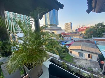 Luxury townhouse with outdoor terrace, 3 sports stadiums in prime location, Sukhumvit, near and close to Phrom Phong Skytrain station. No.58-TH-68002