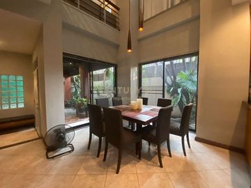 Luxury townhouse with outdoor terrace, 3 sports stadiums in prime location, Sukhumvit, near and close to Phrom Phong Skytrain station. No.58-TH-68002