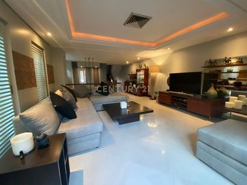 Luxury townhouse with outdoor terrace, 3 sports stadiums in prime location, Sukhumvit, near and close to Phrom Phong Skytrain station. No.58-TH-68002