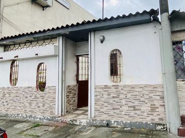 Se vende casa Alborada XIII Avenida Francisco de Orellana  frente a Mall del Río o La Gran Manzana
