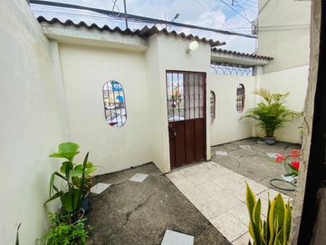 Se vende casa Alborada XIII Avenida Francisco de Orellana  frente a Mall del Río o La Gran Manzana