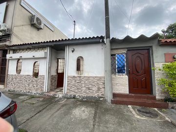 Se vende casa Alborada XIII Avenida Francisco de Orellana  frente a Mall del Río o La Gran Manzana