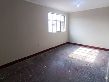 Vendo Edificio de 03 Pisos + Aires – Ideal Para Negocio, Taller o Alquiler