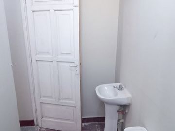 Vendo Edificio de 03 Pisos + Aires – Ideal Para Negocio, Taller o Alquiler