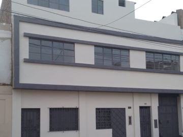 Vendo Edificio de 03 Pisos + Aires – Ideal Para Negocio, Taller o Alquiler