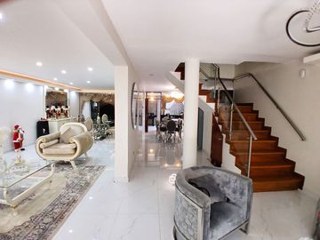 👨‍👩‍👧‍👦 VENDO MODERNA Y ELEGANTE CASA DE 3 PISOS + AZOTEA EN SAN LUIS