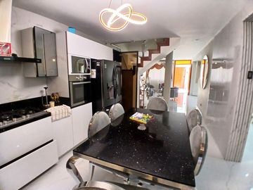 👨‍👩‍👧‍👦 VENDO MODERNA Y ELEGANTE CASA DE 3 PISOS + AZOTEA EN SAN LUIS