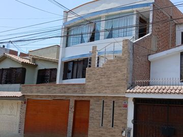 👨‍👩‍👧‍👦 VENDO MODERNA Y ELEGANTE CASA DE 3 PISOS + AZOTEA EN SAN LUIS