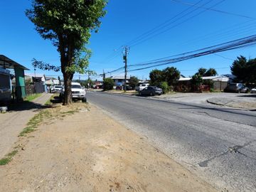 Se vende casa con cabaña en Rene Schneider casi llegando a Rubén Darío, Valdivia