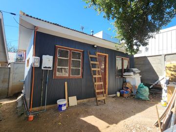 Se vende casa con cabaña en Rene Schneider casi llegando a Rubén Darío, Valdivia