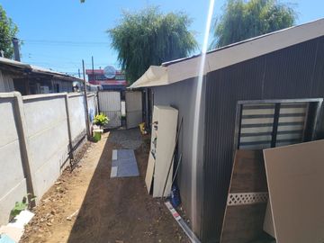 Se vende casa con cabaña en Rene Schneider casi llegando a Rubén Darío, Valdivia