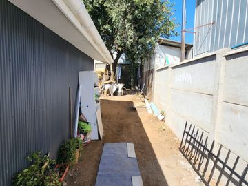 Se vende casa con cabaña en Rene Schneider casi llegando a Rubén Darío, Valdivia