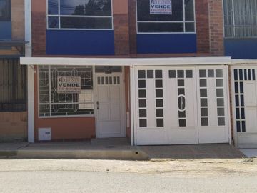 CASA EN VENTA - URBANIZACIÓN SOL DE ORIENTE.