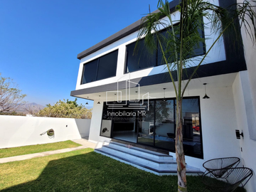 CASA CON ALBERCA EN ATLATLAHUCAN MORELOS.