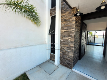 CASA CON ALBERCA EN ATLATLAHUCAN MORELOS.
