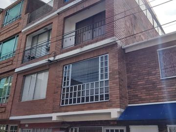 CASA EN VENTA 4 PISOS SUBA LOMBARDÍA