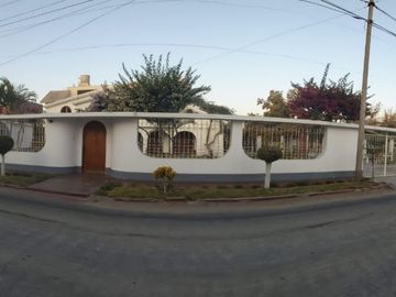 SE VENDE CASA RESIDENCIAL LA ANGOSTUR 1023  DOS CUADRAS DEL HOTEL LAS DUNAS - ICA