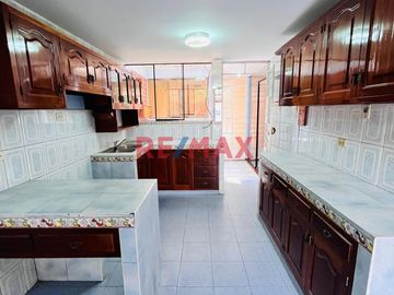 Se Vende Casa, Excelente Ubicación En Ate