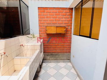 Se Vende Casa, Excelente Ubicación En Ate