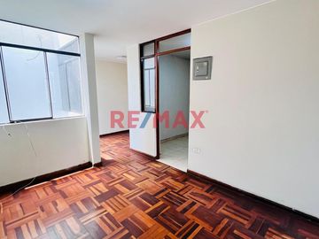 Se Vende Casa, Excelente Ubicación En Ate
