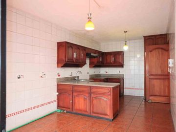 VENDO CASA EN URBANIZACION-SECTOR REMIGIO CRESPO