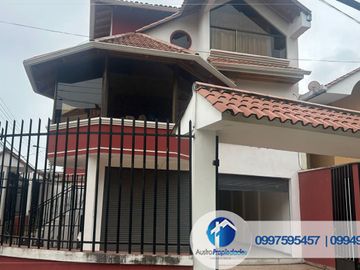 CASA DE VENTA DE 4 HABITACIONES Y LOCAL COMERCIAL