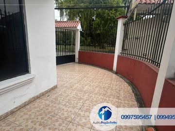 CASA DE VENTA DE 4 HABITACIONES Y LOCAL COMERCIAL