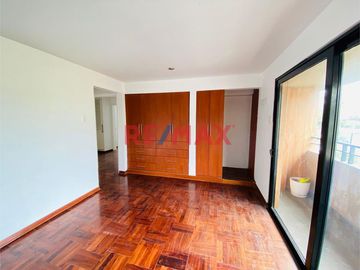 ID: 1127324 Casa De 3 Pisos En Jr. Leon De La Fuente, Al Costado Del Lima Cricket, Cochera Para 3 Vehiculos