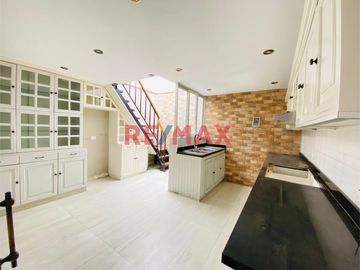 ID: 1127324 Casa De 3 Pisos En Jr. Leon De La Fuente, Al Costado Del Lima Cricket, Cochera Para 3 Vehiculos