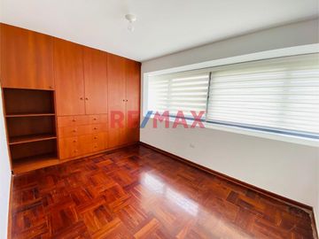 ID: 1127324 Casa De 3 Pisos En Jr. Leon De La Fuente, Al Costado Del Lima Cricket, Cochera Para 3 Vehiculos