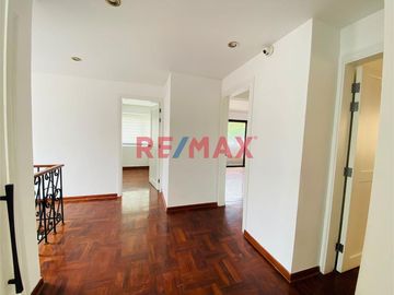 ID: 1127324 Casa De 3 Pisos En Jr. Leon De La Fuente, Al Costado Del Lima Cricket, Cochera Para 3 Vehiculos