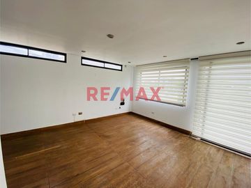 ID: 1127324 Casa De 3 Pisos En Jr. Leon De La Fuente, Al Costado Del Lima Cricket, Cochera Para 3 Vehiculos