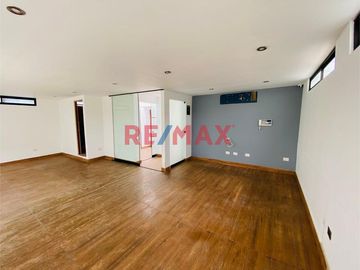 ID: 1127324 Casa De 3 Pisos En Jr. Leon De La Fuente, Al Costado Del Lima Cricket, Cochera Para 3 Vehiculos