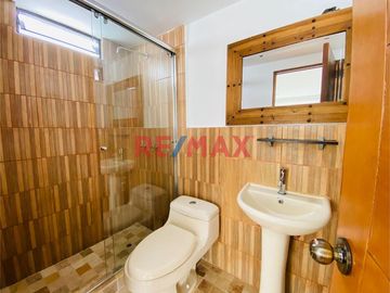 ID: 1127324 Casa De 3 Pisos En Jr. Leon De La Fuente, Al Costado Del Lima Cricket, Cochera Para 3 Vehiculos