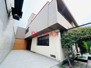 ID: 1127324 Casa De 3 Pisos En Jr. Leon De La Fuente, Al Costado Del Lima Cricket, Cochera Para 3 Vehiculos