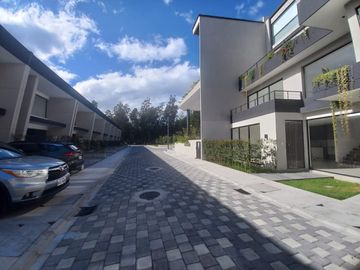 VENTA CASA A ESTRENAR SECTOR  NAYON A 7 MINUTOS DE CUMBAYA