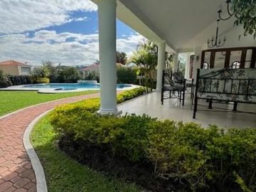 Exclusiva Casa con Piscina y Terreno de Ensueño en Cumbayá
