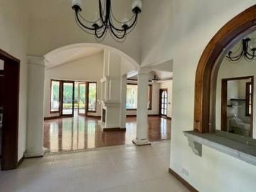 Exclusiva Casa con Piscina y Terreno de Ensueño en Cumbayá
