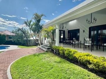 Exclusiva Casa con Piscina y Terreno de Ensueño en Cumbayá