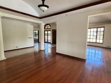 Exclusiva Casa con Piscina y Terreno de Ensueño en Cumbayá
