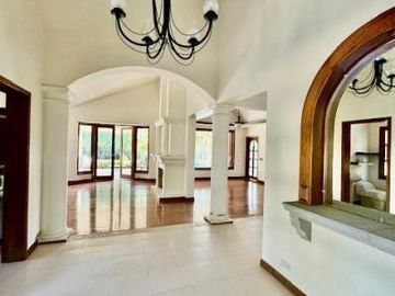 Exclusiva Casa con Piscina y Terreno de Ensueño en Cumbayá