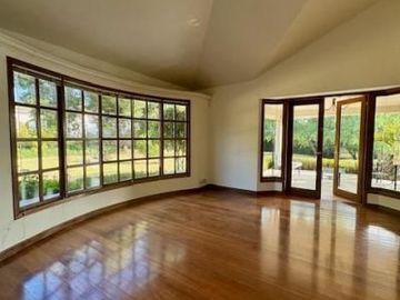 Exclusiva Casa con Piscina y Terreno de Ensueño en Cumbayá