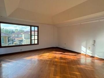 Exclusiva Casa con Piscina y Terreno de Ensueño en Cumbayá