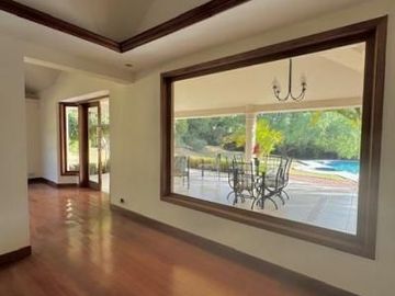 Exclusiva Casa con Piscina y Terreno de Ensueño en Cumbayá